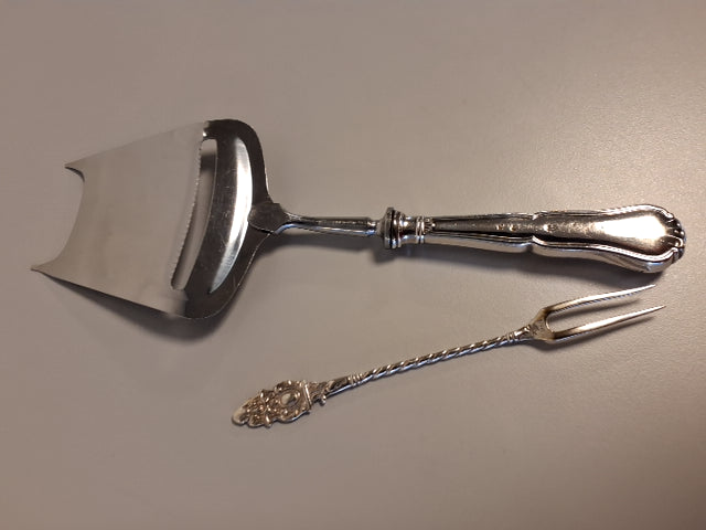 Sølv ostehøvl og pålægsgaffel